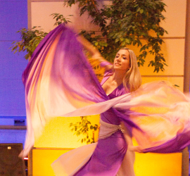 Irene Ruata beim Bauchtanz Auftritt an der T.U