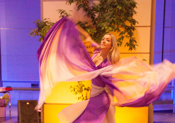 Irene Ruata beim Bauchtanz Auftritt an der T.U